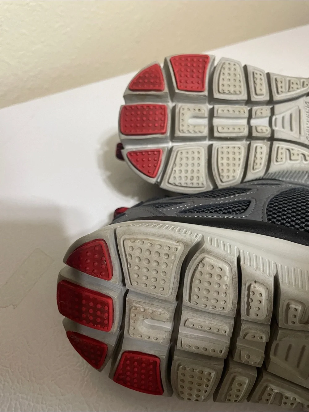 Skechers Men's  Black And Gray Memory Foam Shoes. Very Good Condition. Size 8.5.